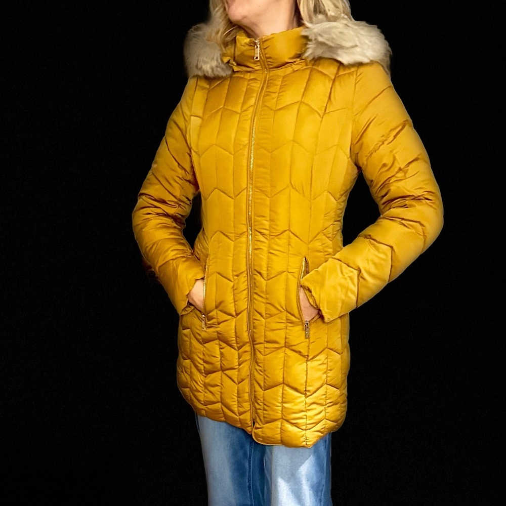 NWT Quilted Puffer Jacket w/ Faux Fur Hood
SM/MED/LG Available!